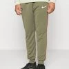 Nike Performance Herren FC LIBERO PANT - Jogginghose - Medium Olive/habanero Red/white