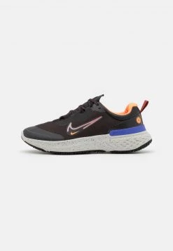 Nike Performance Herren REACT MILER 2 SHIELD - Laufschuh Neutral - Black/redstone/total Orange/indigo Burst/light Bone