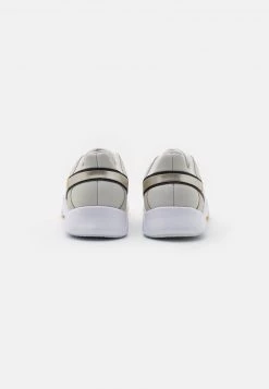 Nike Performance Damen LEGEND ESSENTIAL 2 PRM - Trainingsschuh - Light Bone/black/wheat/white/light Brown -Angebote Nike Store 0524bde4e3da45bb93fecaf4ea34efca