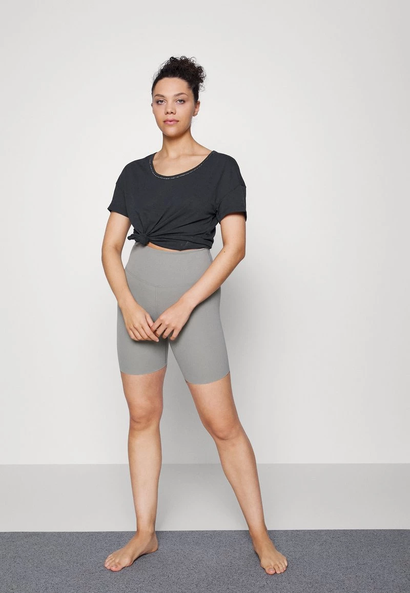 Nike Performance T-Shirt Basic - Black/dark Smoke Grey | Damen 4 Nike Performance T-Shirt Basic - Black/dark Smoke Grey | Damen – Bild 4