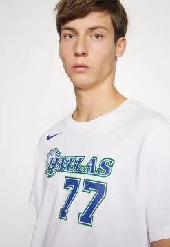 Nike Performance NBA LUKA DONCIC DALLAS MAVERICKS MOMENTS MIXTAPES NAME AND NUMBER - Vereinsmannschaften - White | Herren 9 Nike Performance NBA LUKA DONCIC DALLAS MAVERICKS MOMENTS MIXTAPES NAME AND NUMBER - Vereinsmannschaften - White | Herren -Angebote Nike Store 0710e39c6dae4713a4405b72f22cde92