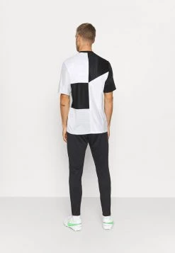 Nike Performance Herren FC PANT - Jogginghose - Black/iridescent/habanero Red 11 Nike Performance Herren FC PANT - Jogginghose - Black/iridescent/habanero Red -Angebote Nike Store 07ada9b2419741b9956f77b4a789d677