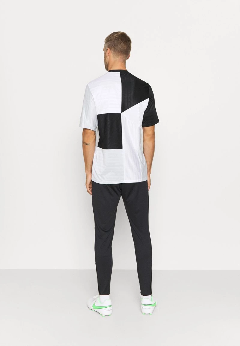 Nike Performance Herren FC PANT - Jogginghose - Black/iridescent/habanero Red 3 Nike Performance Herren FC PANT - Jogginghose - Black/iridescent/habanero Red – Bild 3