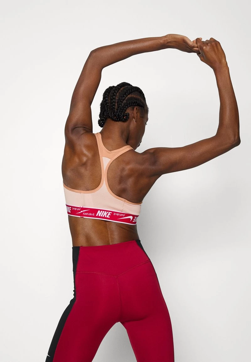 Nike Performance Damen LOGO BRA - Sport-BH Mit Mittlerer Stützkraft - Rose Whisper/mystic Hibiscus/white 3 Nike Performance Damen LOGO BRA - Sport-BH Mit Mittlerer Stützkraft - Rose Whisper/mystic Hibiscus/white – Bild 3