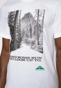 Nike Performance Herren TEE TRAIL - Sport T-shirt - White 11 Nike Performance Herren TEE TRAIL - Sport T-shirt - White -Angebote Nike Store 09faeaf0a4234cc2ba42b91ef56ad06b