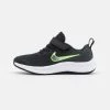 Nike Performance STAR RUNNER 3 UNISEX - Laufschuh Neutral - Black/chrome/dark Smoke Grey/green Strike