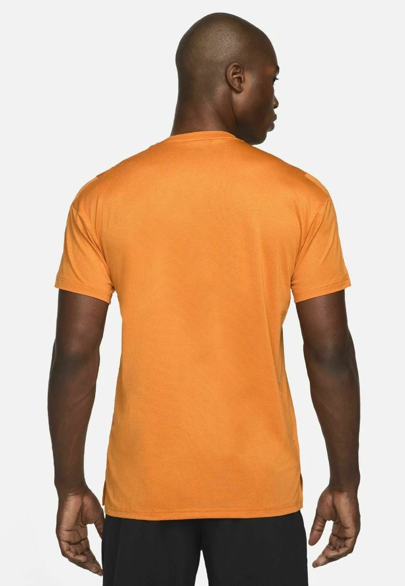 Nike Performance Herren Sport T-shirt - Mantra Orange Kumquat Heather Black 3 Nike Performance Herren Sport T-shirt - Mantra Orange Kumquat Heather Black – Bild 3