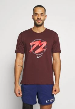 Nike Performance Herren MILER - T-Shirt Print - Mystic Dates/chile Red/white/reflective Silver