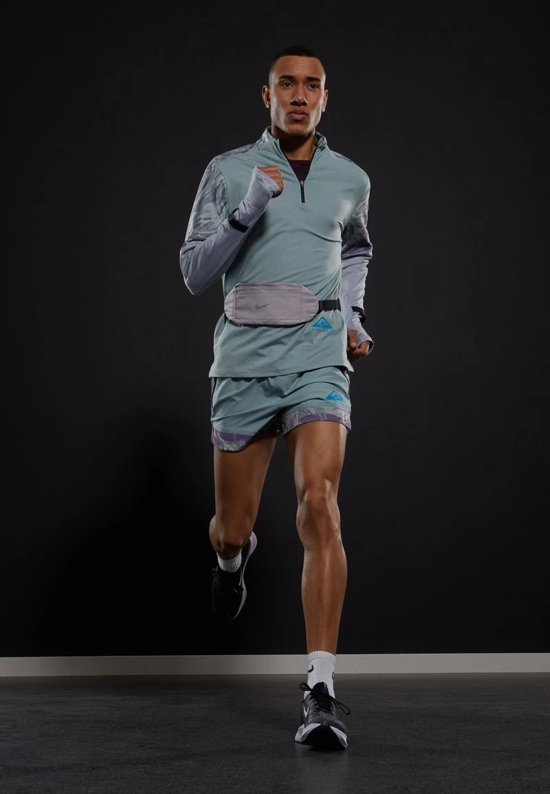 Nike Performance Herren TRAIL - Kurze Sporthose - Dusty Sage/cool Grey/laser Blue 1 Nike Performance Herren TRAIL - Kurze Sporthose - Dusty Sage/cool Grey/laser Blue