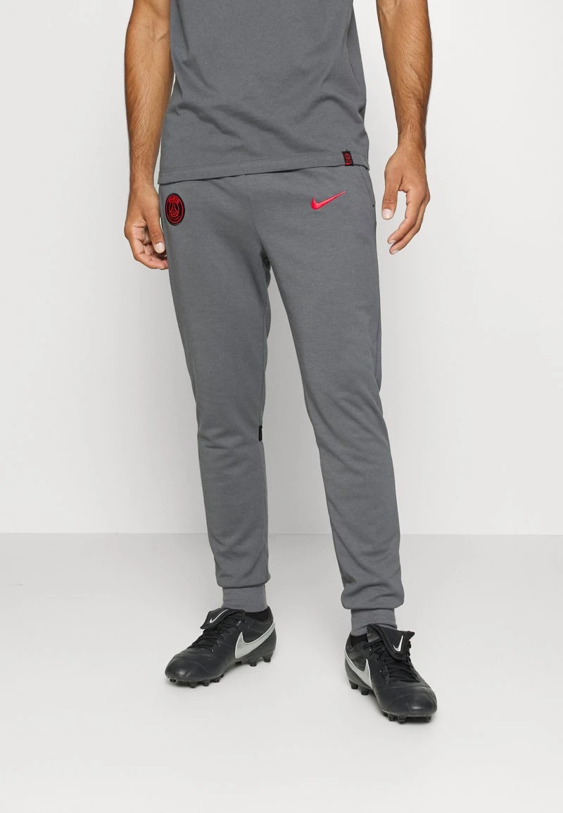 Nike Performance Herren PARIS ST. GERMAIN TRAVEL CL - Vereinsmannschaften - Dark Grey/black/siren Red 1 Nike Performance Herren PARIS ST. GERMAIN TRAVEL CL - Vereinsmannschaften - Dark Grey/black/siren Red
