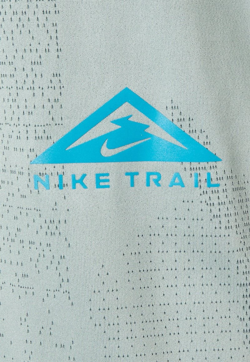 Nike Performance TRAIL RISE - Sport T-shirt - Dusty Sage/laser Blue | Herren 3 Nike Performance TRAIL RISE - Sport T-shirt - Dusty Sage/laser Blue | Herren – Bild 3