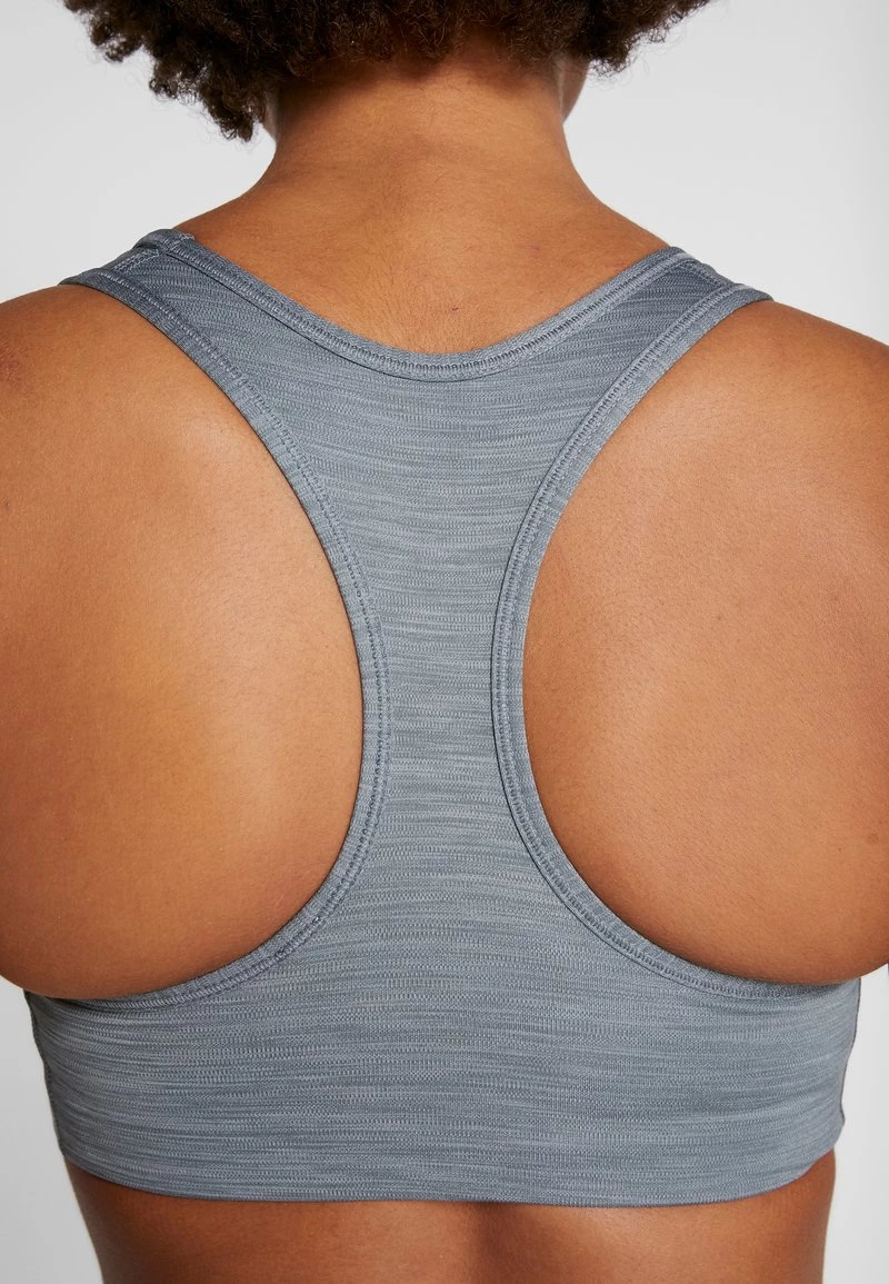 Nike Performance Damen FUTURA BRA - Sport-BH Mit Mittlerer Stützkraft - Smoke Grey/pure/black 6 Nike Performance Damen FUTURA BRA - Sport-BH Mit Mittlerer Stützkraft - Smoke Grey/pure/black – Bild 6