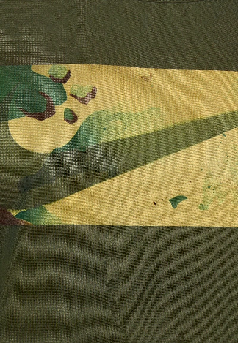 Nike Performance Sport T-shirt - Olive | Herren 5 Nike Performance Sport T-shirt - Olive | Herren – Bild 5