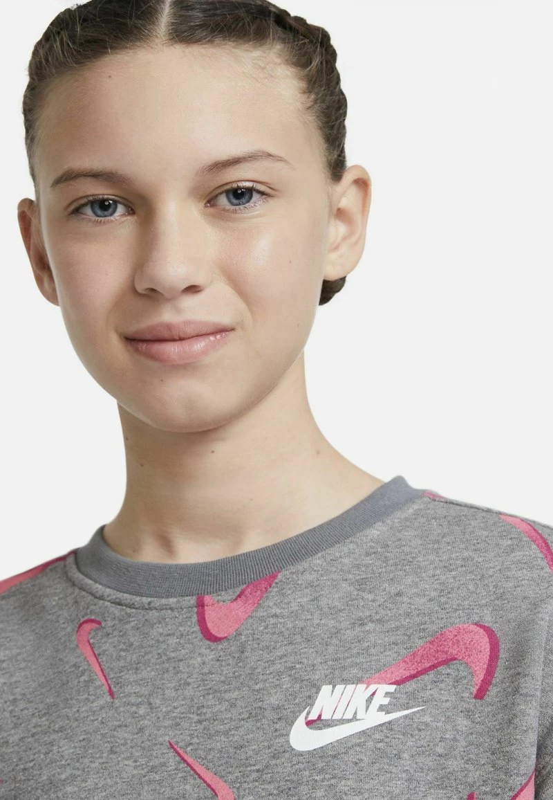 Nike Performance Kinder NIKE SPORTSWEAR RUNDHALSSHIRT AUS FRENCH-TERRY-MATERIAL MIT PRIN - Sweatshirt - Carbon Heather White 4 Nike Performance Kinder NIKE SPORTSWEAR RUNDHALSSHIRT AUS FRENCH-TERRY-MATERIAL MIT PRIN - Sweatshirt - Carbon Heather White – Bild 4