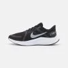 Nike Performance Herren QUEST 4 - Laufschuh Neutral - Black/white/dark Smoke Grey