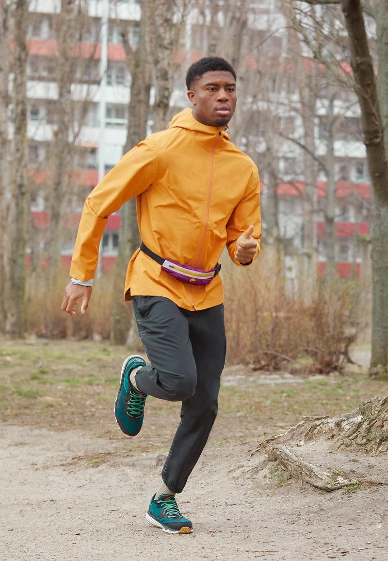 Nike Performance Herren TRAIL JACKET - Outdoorjacke - Light Curry/habanero Red 1 Nike Performance Herren TRAIL JACKET - Outdoorjacke - Light Curry/habanero Red