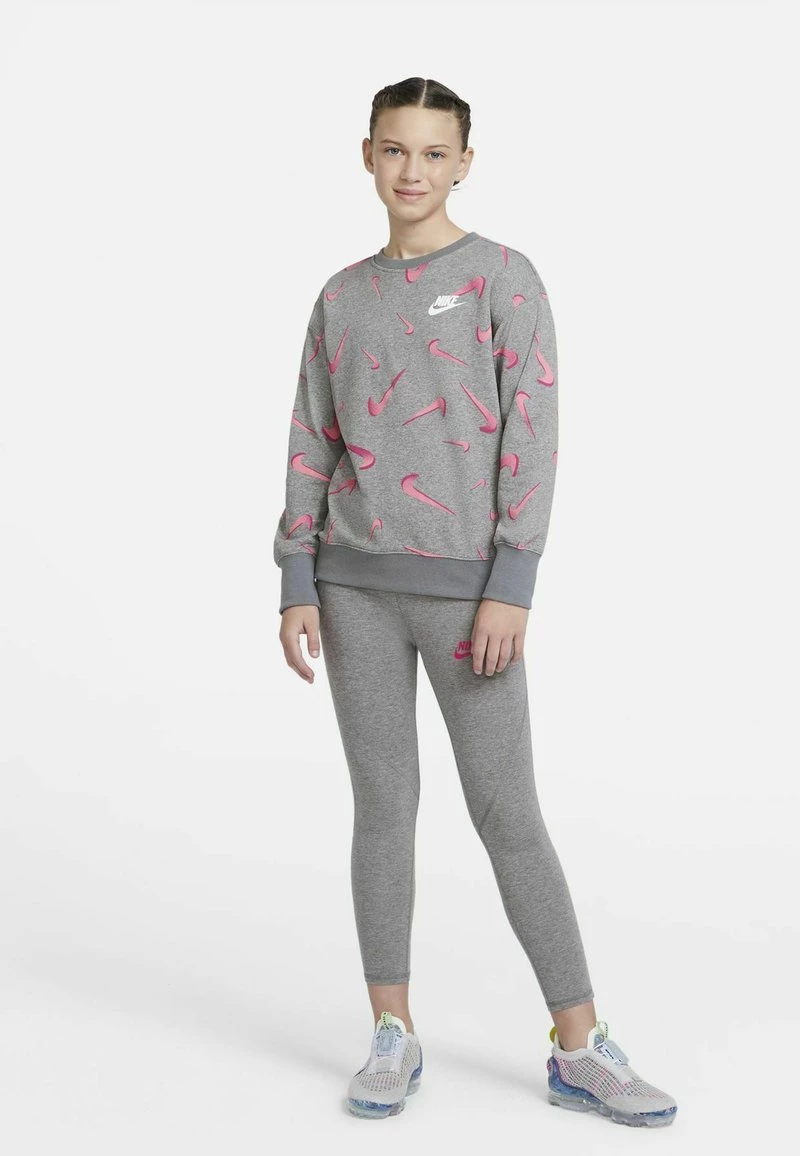 Nike Performance Kinder NIKE SPORTSWEAR RUNDHALSSHIRT AUS FRENCH-TERRY-MATERIAL MIT PRIN - Sweatshirt - Carbon Heather White 1 Nike Performance Kinder NIKE SPORTSWEAR RUNDHALSSHIRT AUS FRENCH-TERRY-MATERIAL MIT PRIN - Sweatshirt - Carbon Heather White