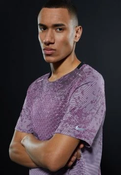 Nike Performance Herren RUN - Sport T-shirt - Black/sangria/doll/reflective Silver -Angebote Nike Store 1a7a86dde2d3452f8c271eccba7d5ee6