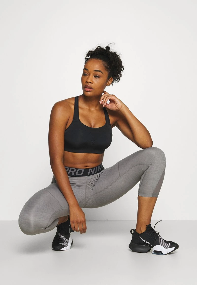 Nike Performance Damen ALPHA BRA - Sport-BH Mit Starker Stützkraft - Black/white 2 Nike Performance Damen ALPHA BRA - Sport-BH Mit Starker Stützkraft - Black/white – Bild 2