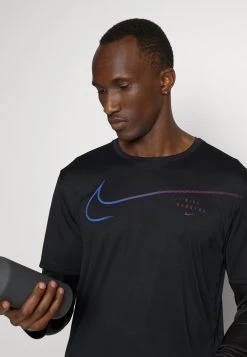 Nike Performance Herren RUN MILER - Sport T-shirt - Black/sangria -Angebote Nike Store 1afc40fd43124010808662bc219663e8