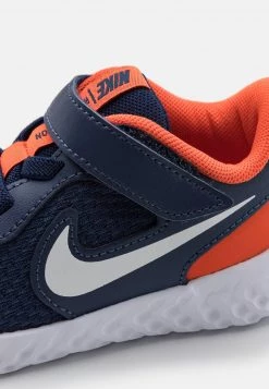 Nike Performance REVOLUTION 5 UNISEX - Laufschuh Neutral - Midnight Navy/white/orange -Angebote Nike Store 1c888cbef1c642a69d94a15ab790f77c