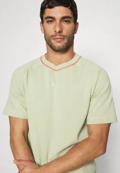Nike Performance Herren FC TRIBUNA - T-Shirt Basic - Olive Aura/habanero Red/white -Angebote Nike Store 1cfbdcfbb3f84f719ac2b9f3eaecb965