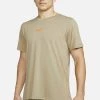 Nike Performance BURNOUT - Sport T-shirt - Khaki Light Bone Total Orange | Herren