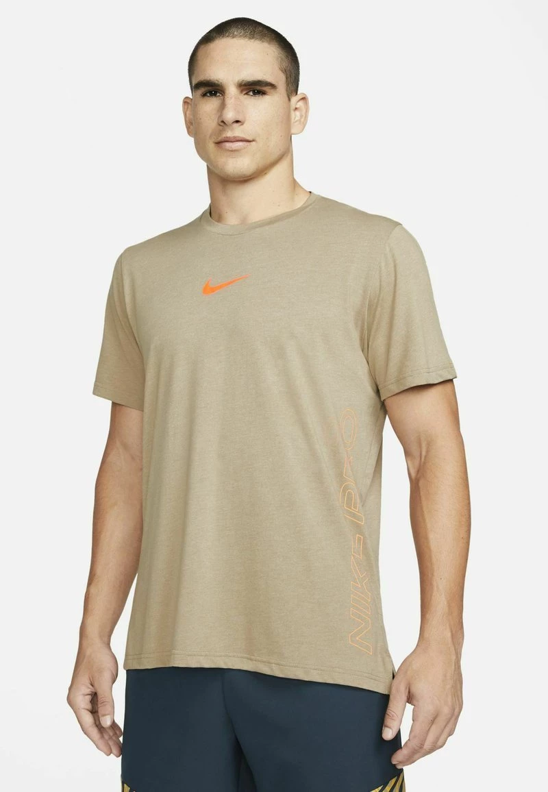 Nike Performance BURNOUT - Sport T-shirt - Khaki Light Bone Total Orange | Herren 1 Nike Performance BURNOUT - Sport T-shirt - Khaki Light Bone Total Orange | Herren
