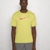 Nike Performance MILER - Sport T-shirt - Celery | Herren