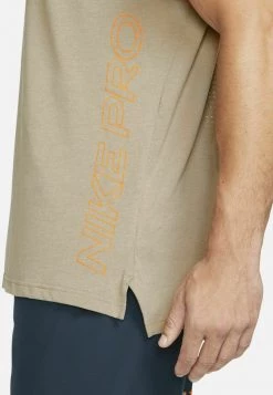 Nike Performance BURNOUT - Sport T-shirt - Khaki Light Bone Total Orange | Herren 11 Nike Performance BURNOUT - Sport T-shirt - Khaki Light Bone Total Orange | Herren -Angebote Nike Store 209aea7026a047eab53d5cc64da9f944