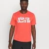 Nike Performance Herren MILER - T-Shirt Print - Lobster/gym Red/photon Dust