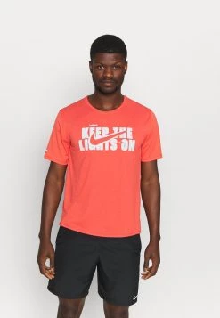 Nike Performance Herren MILER - T-Shirt Print - Lobster/gym Red/photon Dust