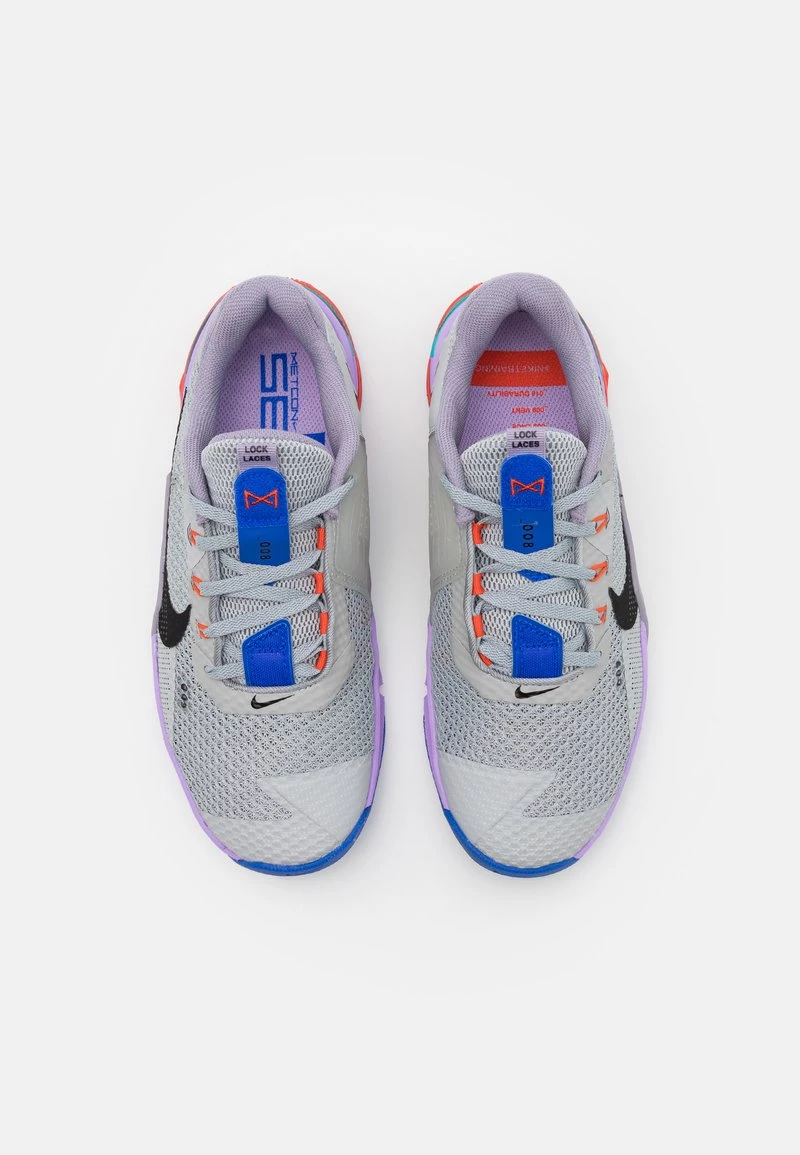 Nike Performance METCON 7 UNISEX - Trainingsschuh - Light Smoke Grey/black/violet Haze/lilac/team Orange/racer Blue 4 Nike Performance METCON 7 UNISEX - Trainingsschuh - Light Smoke Grey/black/violet Haze/lilac/team Orange/racer Blue – Bild 4