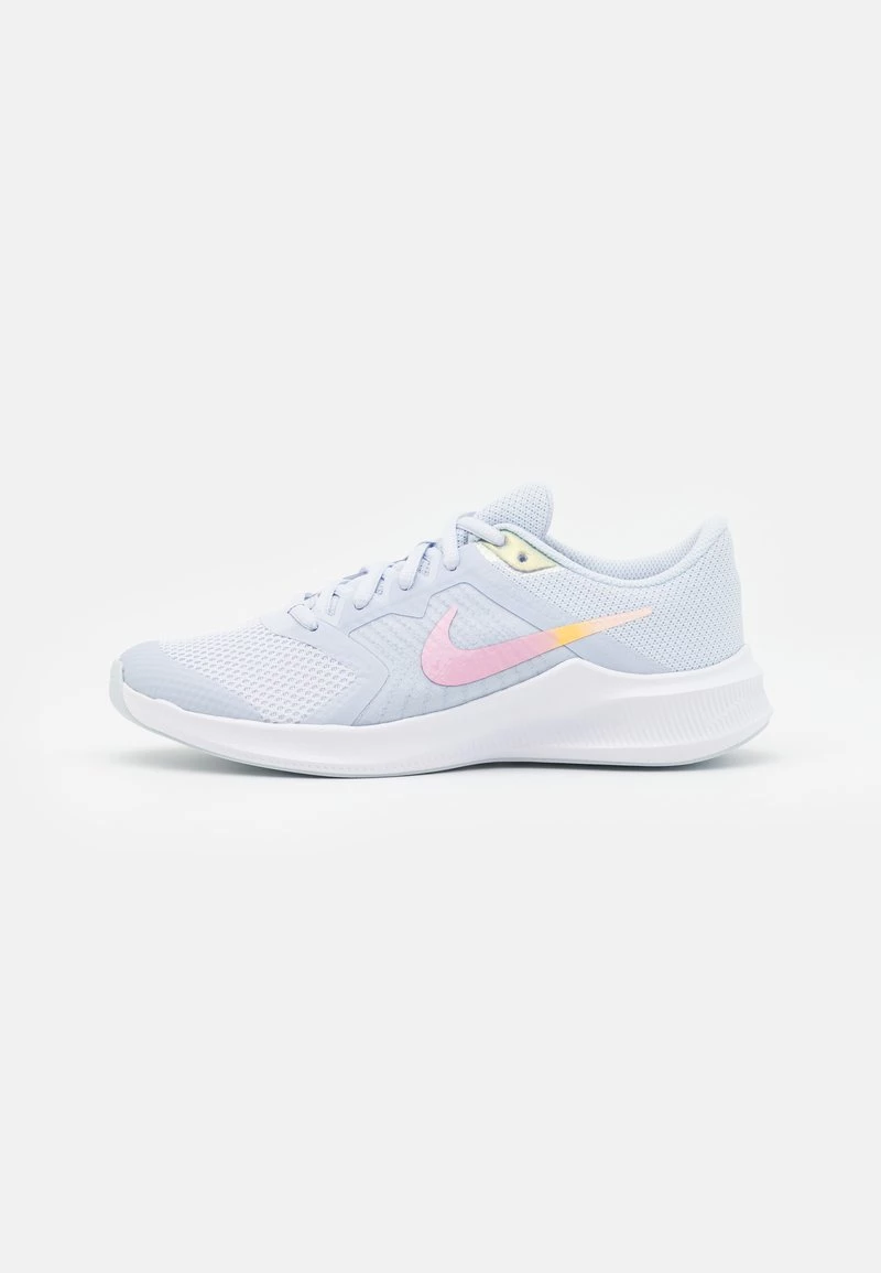 Nike Performance DOWNSHIFTER 11 SE UNISEX - Laufschuh Neutral - Football Grey/multicolor/white/crimson Tint 1 Nike Performance DOWNSHIFTER 11 SE UNISEX - Laufschuh Neutral - Football Grey/multicolor/white/crimson Tint