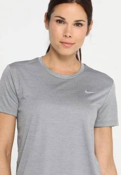 Nike Performance MILER - T-Shirt Print - Gunsmoke/reflective Silver | Damen 9 Nike Performance MILER - T-Shirt Print - Gunsmoke/reflective Silver | Damen -Angebote Nike Store 2462a0364c664d949831cbfd79f7533d