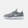 Nike Performance FLEX RUNNER UNISEX - Laufschuh Neutral - Light Smoke Grey/pink Foam/smoke Grey/white