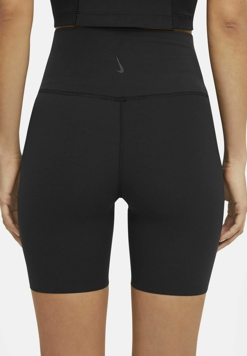 Nike Performance Damen THE YOGA LUXE SHORT - Tights - Black/dark Smoke Grey 3 Nike Performance Damen THE YOGA LUXE SHORT - Tights - Black/dark Smoke Grey – Bild 3