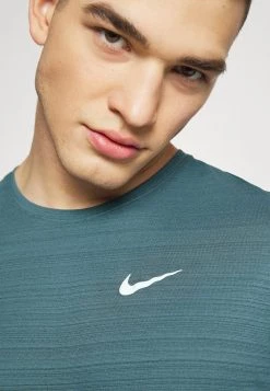 Nike Performance Herren MILER TOP - Sport T-shirt - Ash Green -Angebote Nike Store 25c9ce1c5d3c4d8f8740a37d346ebe8c