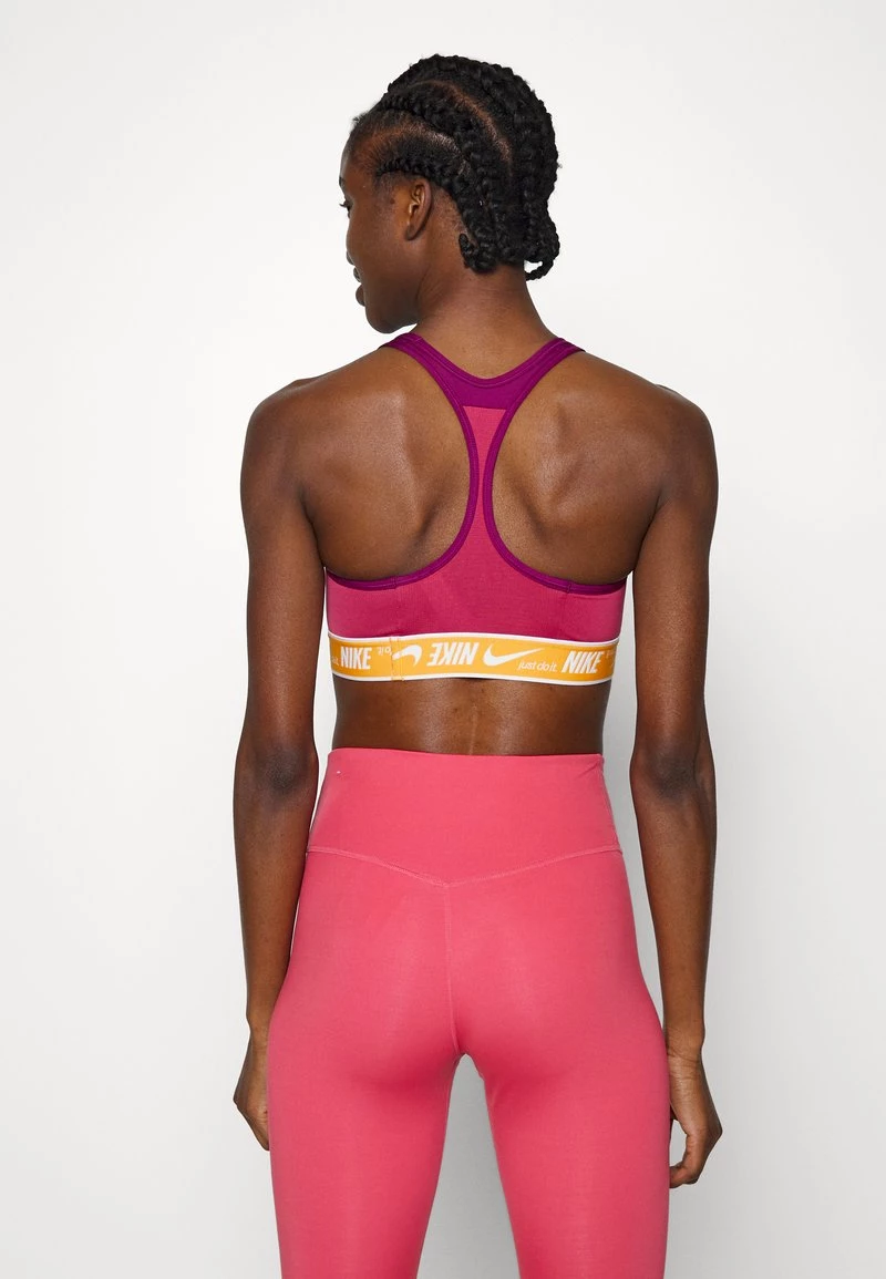 Nike Performance Damen LOGO BRA - Sport-BH Mit Mittlerer Stützkraft - Sangria/light Curry/white 3 Nike Performance Damen LOGO BRA - Sport-BH Mit Mittlerer Stützkraft - Sangria/light Curry/white – Bild 3