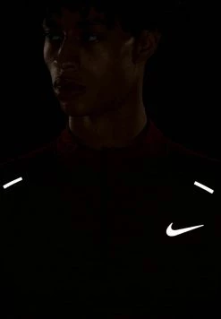 Nike Performance Herren Langarmshirt - Wine 12 Nike Performance Herren Langarmshirt - Wine -Angebote Nike Store 27d095f225b74f7aae230dae3c892960