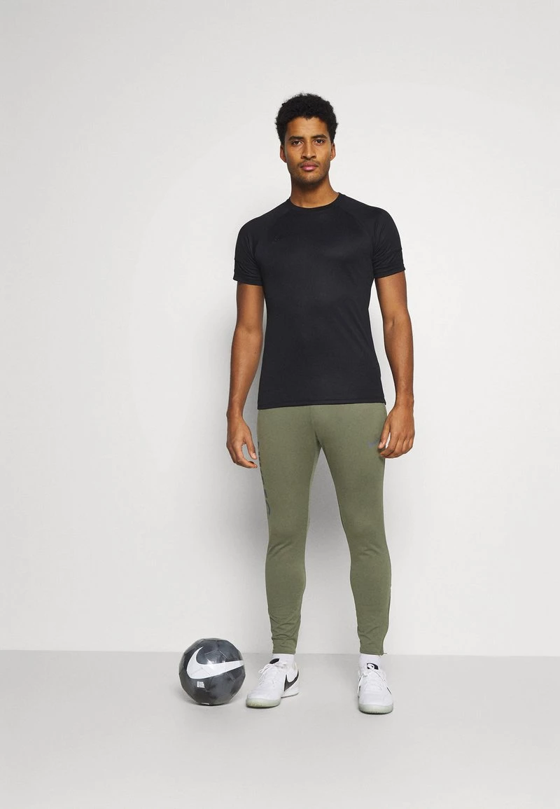 Nike Performance FC PANT - Jogginghose - Medium Olive/thunder Blue | Herren 2 Nike Performance FC PANT - Jogginghose - Medium Olive/thunder Blue | Herren – Bild 2