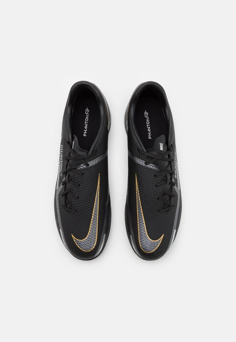 Nike Performance Unisex PHANTOM GT2 ACADEMY IC - Fußballschuh Halle - Black/metallic Dark Grey/metallic Gold 4 Nike Performance Unisex PHANTOM GT2 ACADEMY IC - Fußballschuh Halle - Black/metallic Dark Grey/metallic Gold – Bild 4