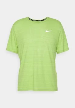 Nike Performance MILER TOP - Sport T-shirt - Vivid Green/silver | Herren -Angebote Nike Store 2b07ac05254f4dfebf03197c1d492ab6