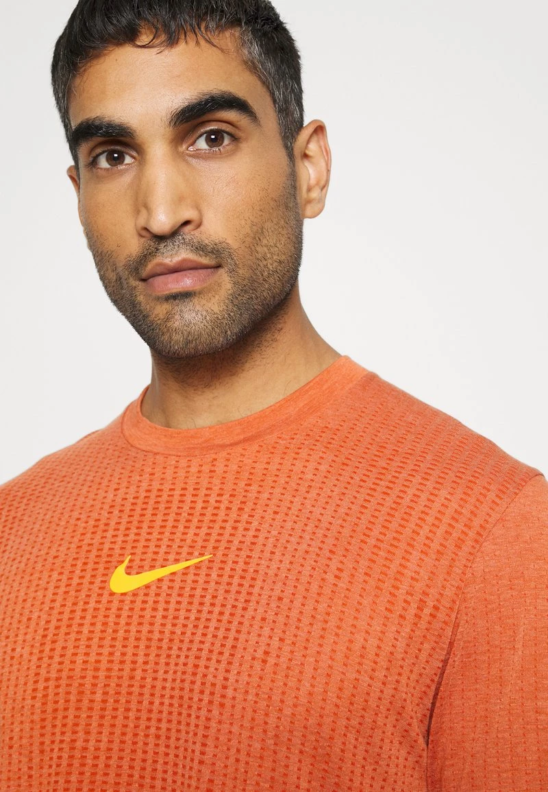 Nike Performance Herren Langarmshirt - Burnt Sunrise/total Orange 4 Nike Performance Herren Langarmshirt - Burnt Sunrise/total Orange – Bild 4