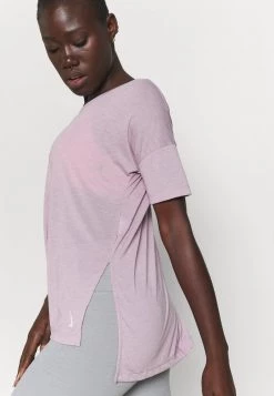 Nike Performance LAYER - T-Shirt Basic - Plum Fog/venice | Damen -Angebote Nike Store 2f64aaa99dd7495dbf3257e94a2cb428