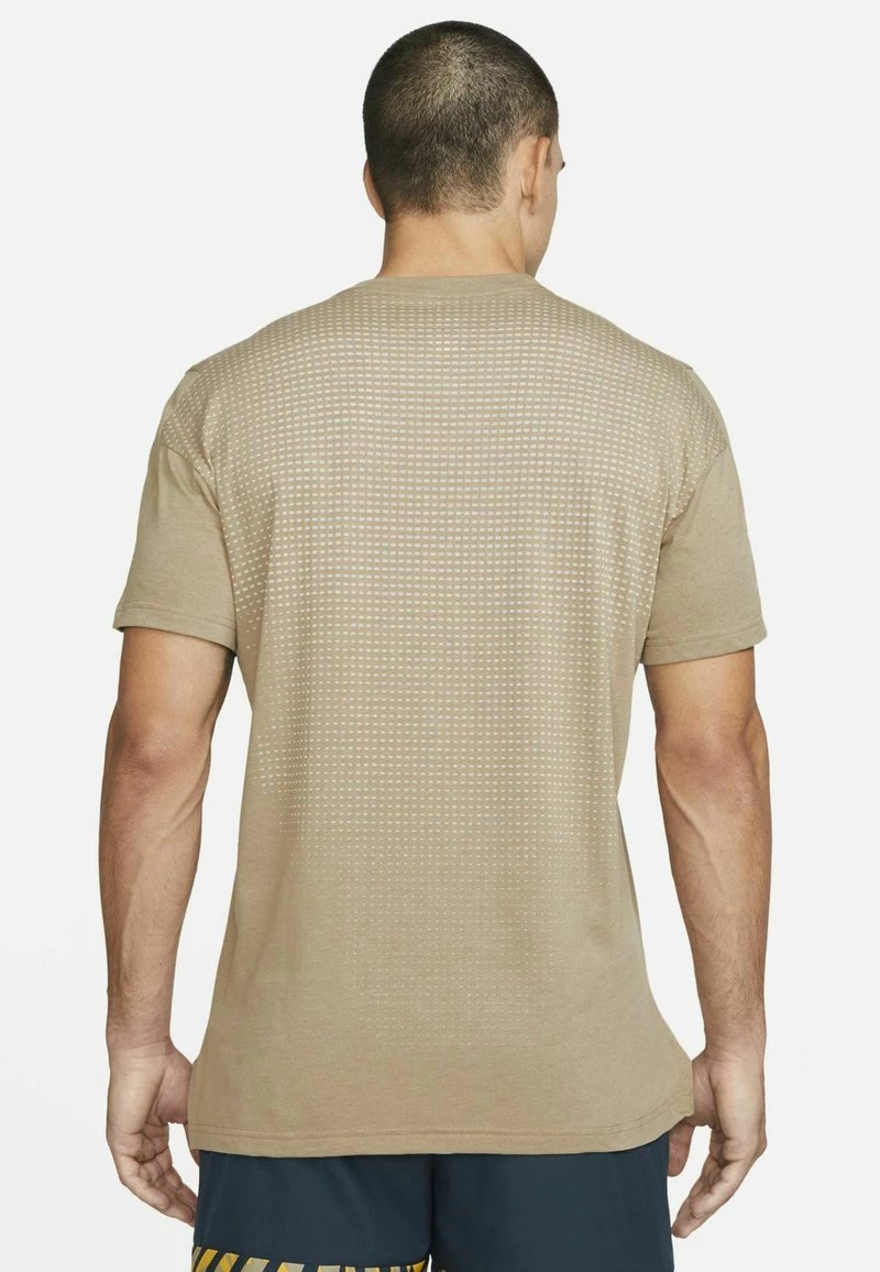 Nike Performance BURNOUT - Sport T-shirt - Khaki Light Bone Total Orange | Herren 3 Nike Performance BURNOUT - Sport T-shirt - Khaki Light Bone Total Orange | Herren – Bild 3