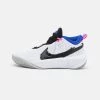 Nike Performance Unisex TEAM HUSTLE D 10 SE - Basketballschuh - White/black/hyper Royal/pink Blast