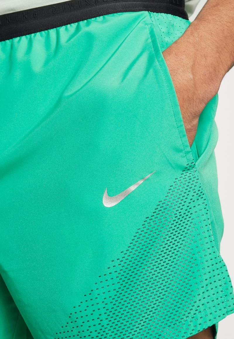 Nike Performance Herren M NK DF RDV FLX STRD - Kurze Sporthose - Roma Green/silver 5 Nike Performance Herren M NK DF RDV FLX STRD - Kurze Sporthose - Roma Green/silver – Bild 5