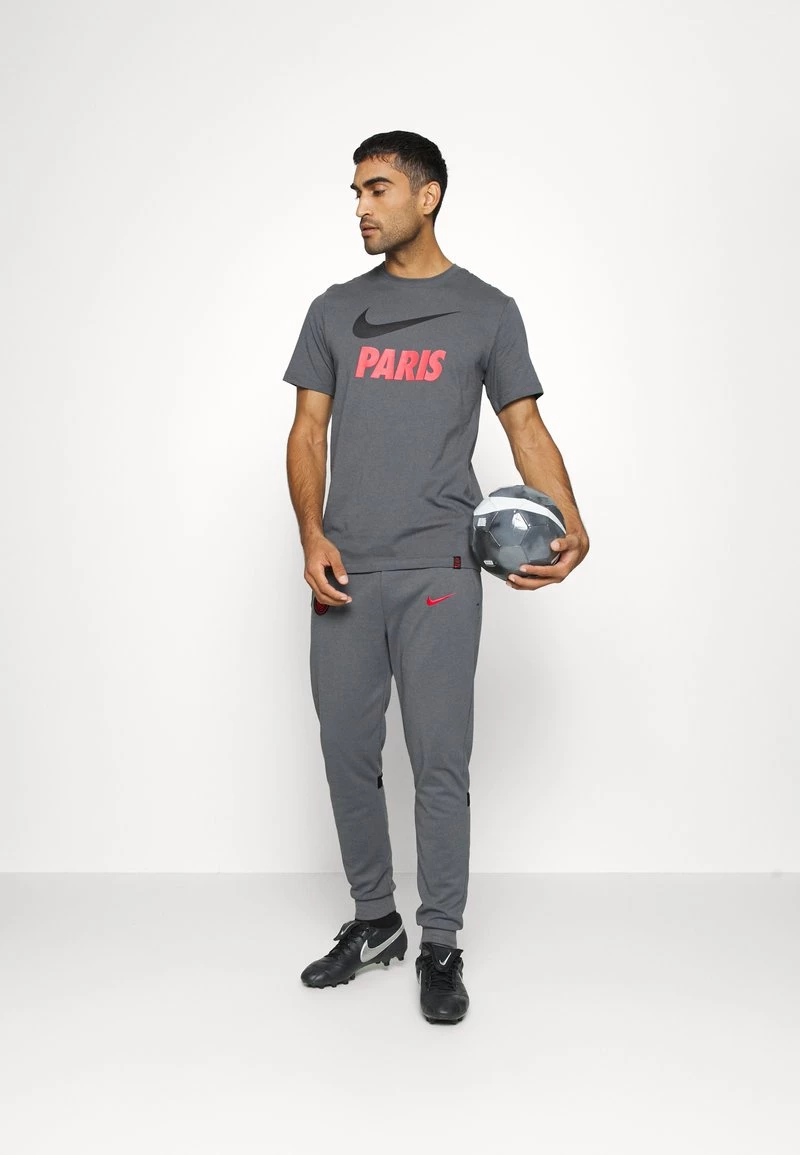 Nike Performance Herren PARIS ST. GERMAIN TRAVEL CL - Vereinsmannschaften - Dark Grey/black/siren Red 2 Nike Performance Herren PARIS ST. GERMAIN TRAVEL CL - Vereinsmannschaften - Dark Grey/black/siren Red – Bild 2