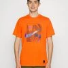 Nike Performance TEE YOGA - T-Shirt Print - Rush Orange | Herren